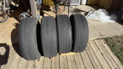Honda Odyssey Winter tires, 4Tires on Rim Size 235/65/R17 Honda Odyssey in good condition for sale.