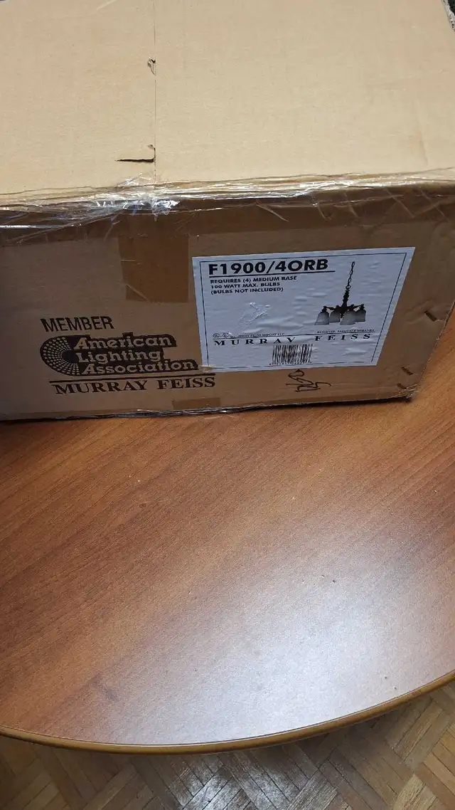 Murray Feiss chandelier 4 bulbs in Indoor Lighting & Fans in Mississauga / Peel Region - Image 3