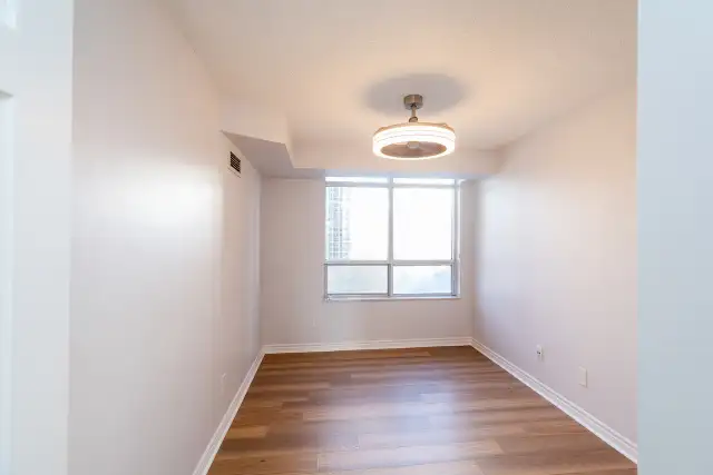 Mississauga Condo Available Immediately For Sale in Condos for Sale in Mississauga / Peel Region - Image 22