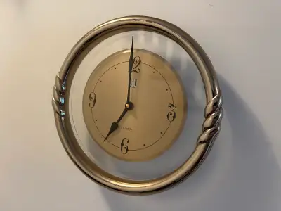 Clock - Works great - uses batteries, View more