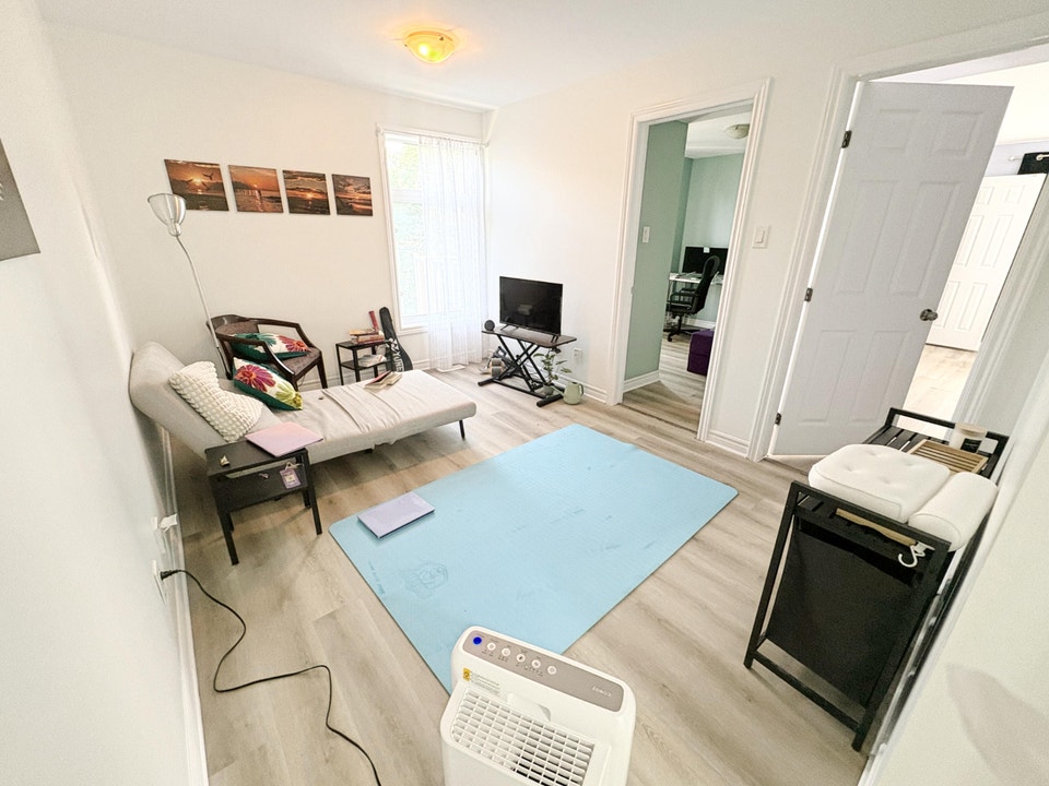 Beautiful Upper-Unit 2-Bedroom + den Townhouse 4