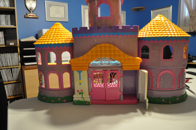 Château de princesse in Toys & Games in Québec City - Image 3