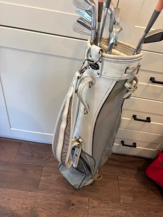 women’s right handed golf set and bag  in Golf in Guelph - Image 4