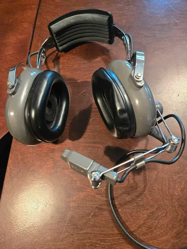 pilots avionics headset in Headphones in Medicine Hat - Image 4
