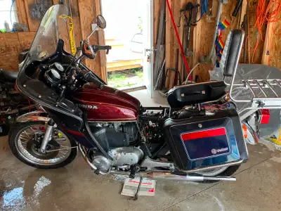 1977 Honda CB750A (Hondamatic). Vetter fairing with lowers and saddlebags. Nice side covers, not sho...