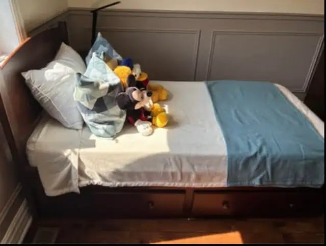 Set de chambre lit enfant - commode homme - bureau -table chevet in Beds & Mattresses in Laval / North Shore - Image 6