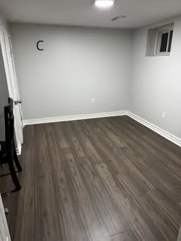 Independent entrance basement room for sale. Quiet neighbor with lots of stores around. Furnished. (...