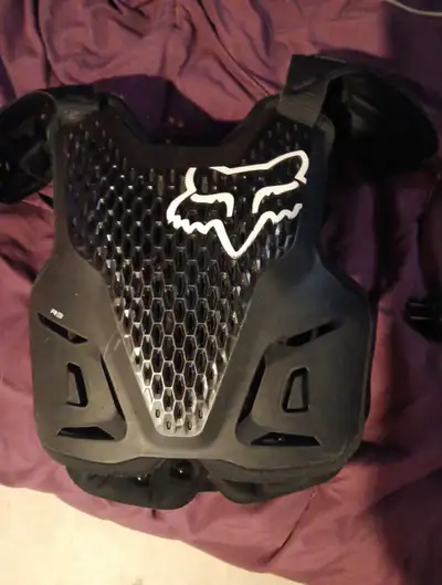 Fox Racing R3 chest protector in good used condition. Lightweight, low-profile design with excellent...