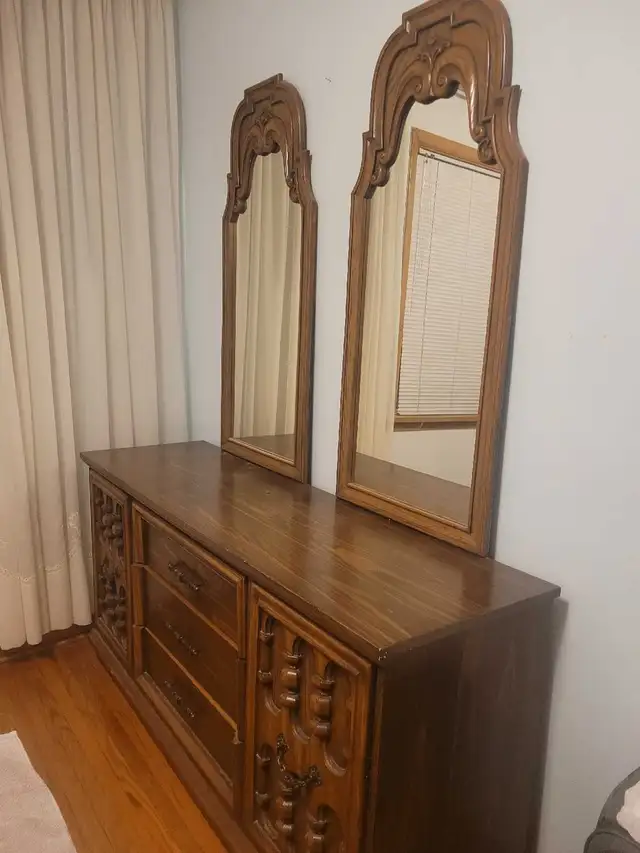 Wooden dresser / dressing table in Dressers & Wardrobes in City of Toronto - Image 9