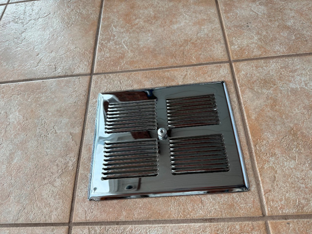 Bathroom Fan Grill/Grille de ventilateur de salle de bains dans Éclairage intérieur et plafonniers  à Ville de Montréal