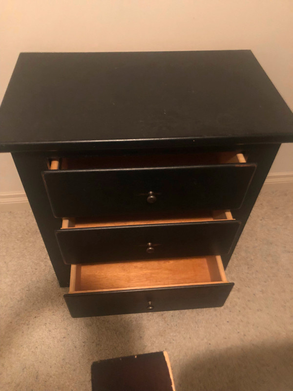 QUEEN BED WITH MATCHING 3 DRAWER DRESSER NIGHT TABLE Dressers