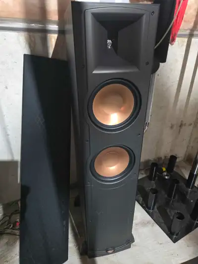 Klipsch RF 82 Standing speakers Specifications: * Frequency Response: 33Hz-23kHz * Power Handling: 1...