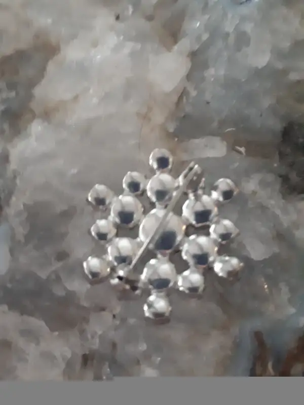 1970s  Sparkly Snowflake RHINESTONE BROOCH in Jewellery & Watches in Ottawa - Image 6