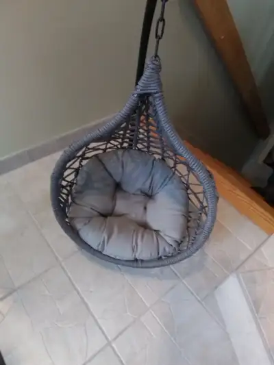 Super lit pour balancer un chat. Presque neuf.