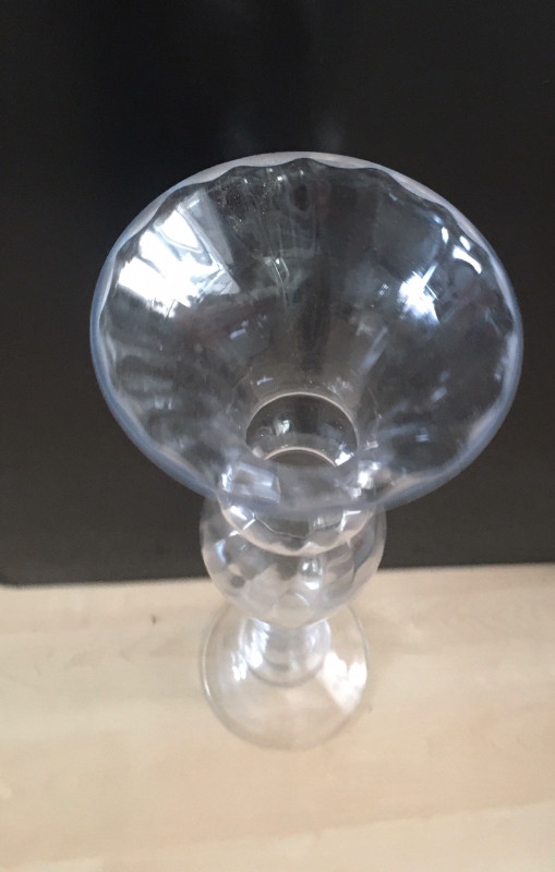Long Glass Vase in new condition in Home Décor & Accents in Kingston - Image 2