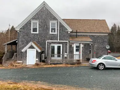 Large Room For Rent in Musquodoboit Harbour 35 mins East of Dartmouth.Heat /Hydro and WiFi included....