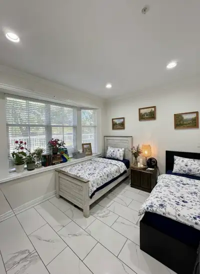 Shared room. In a spacious house. Furnished room and house 2 living spaces. Fully equipped kitchen O...