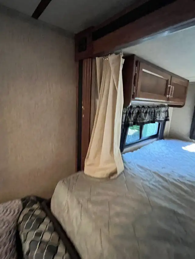 2018 Keystone Ultra Light Outback 240URS in RVs & Motorhomes in Mission - Image 7