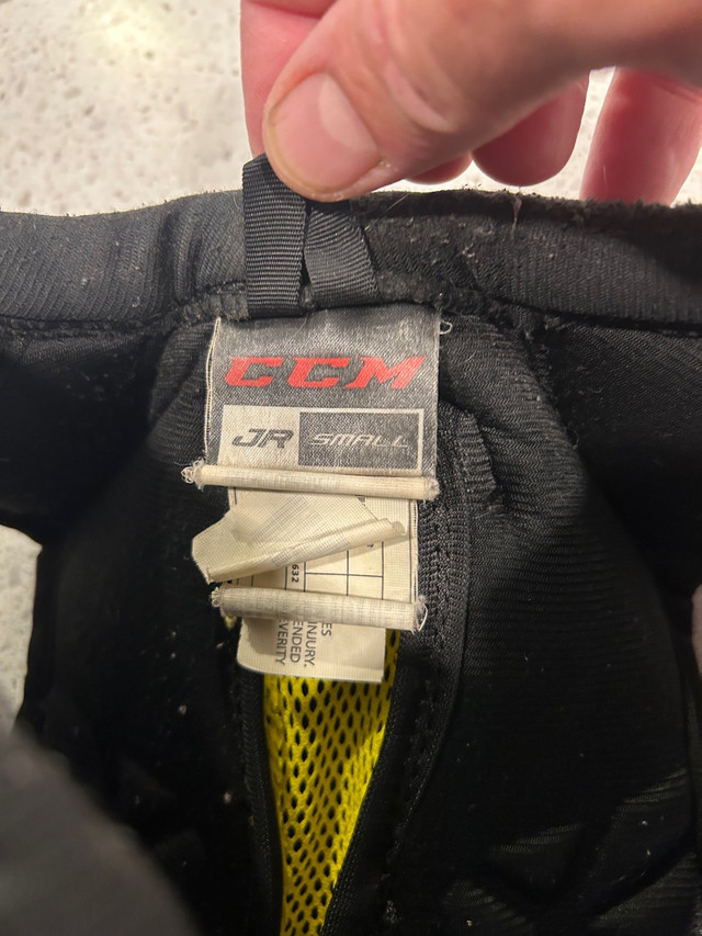 Ccm shoulder and elbow pads in Hockey in Charlottetown - Image 2