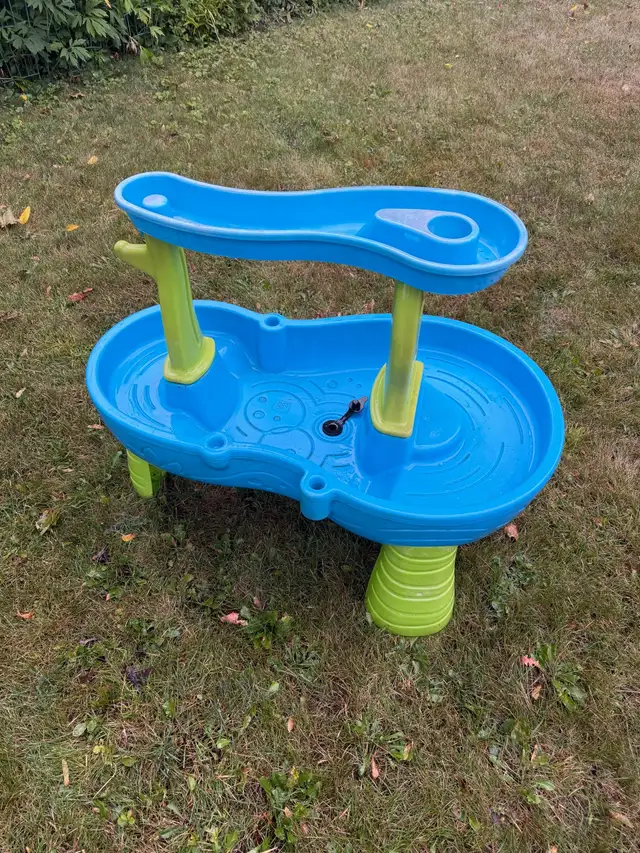 Step2 Rain Showers Splash Pond Water Table in Toys & Games in City of Toronto - Image 7