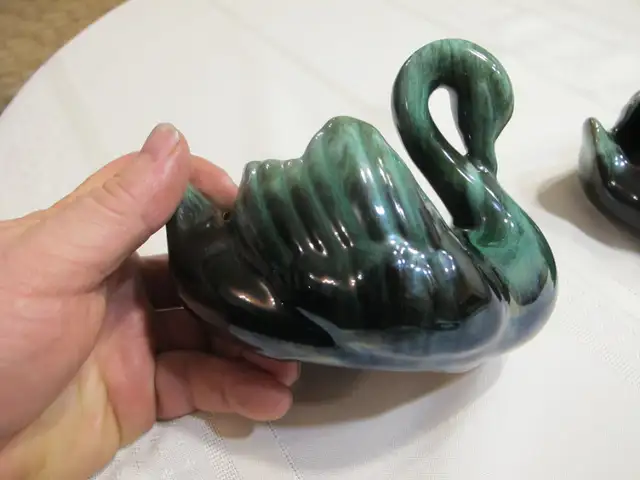 Vintage Blue Mountain Pottery Swans in Arts & Collectibles in Regina - Image 3