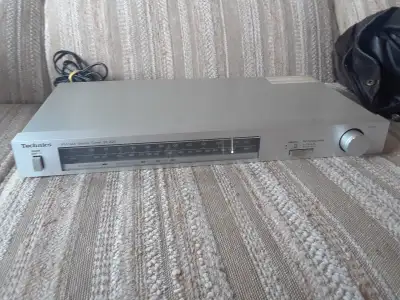 Technics ST-Z25 AM/FM stereo tuner from 1982-84. Low distortion at 0.3% (FM), a signal to noise rati...