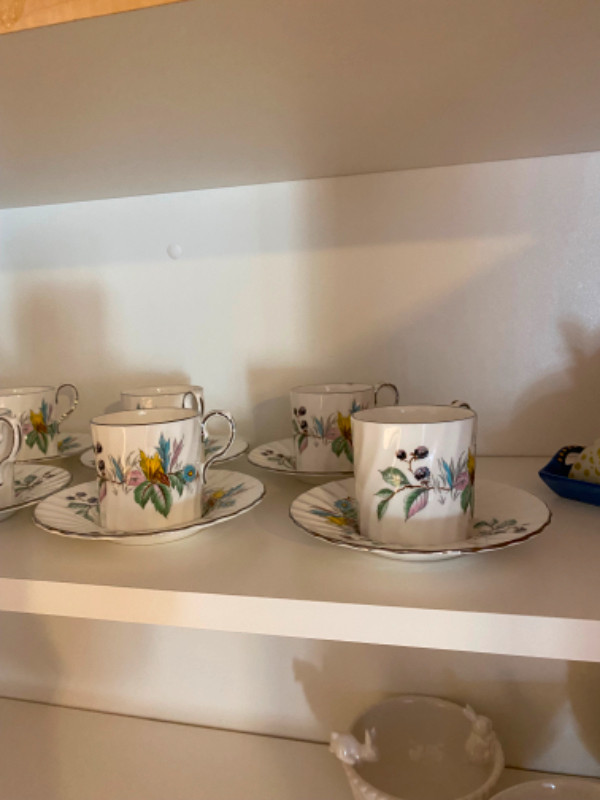 Théiere et demi tasses à thé en porcelaine dans Vaisselle et articles de cuisine  à Longueuil/Rive Sud - Image 2