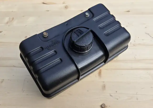 Tecumseh Gas Engine One Gallon Fuel Tank with Gas Cap PN 34156A. in Lawnmowers & Leaf Blowers in Kawartha Lakes - Image 6