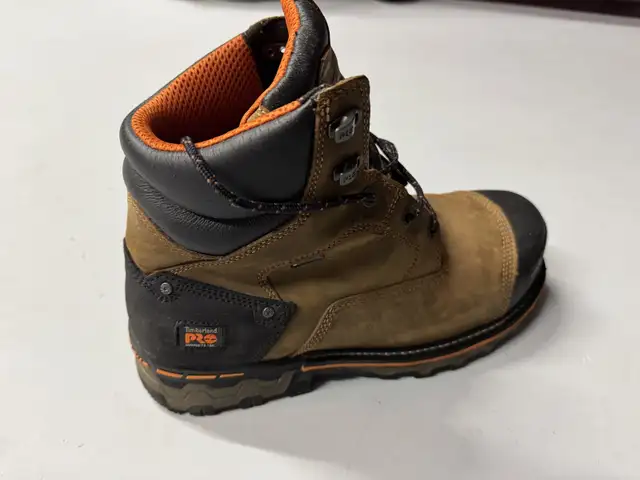 Timberland Bottes de travail avec anti-fatigue très peu portées  in Men's Shoes in Lanaudière - Image 3