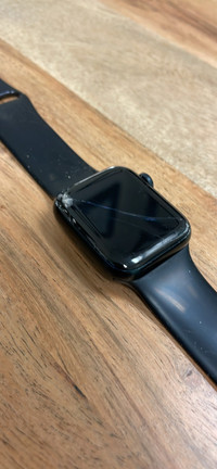 Apple Watch SE 2022 with cellular capability 