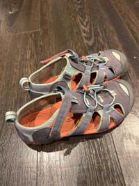 Keen sandals youth size 4