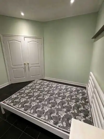 $990 Lady only This is a clean, bright (a lot of sunlight), quiet and furnished room with a big wind...