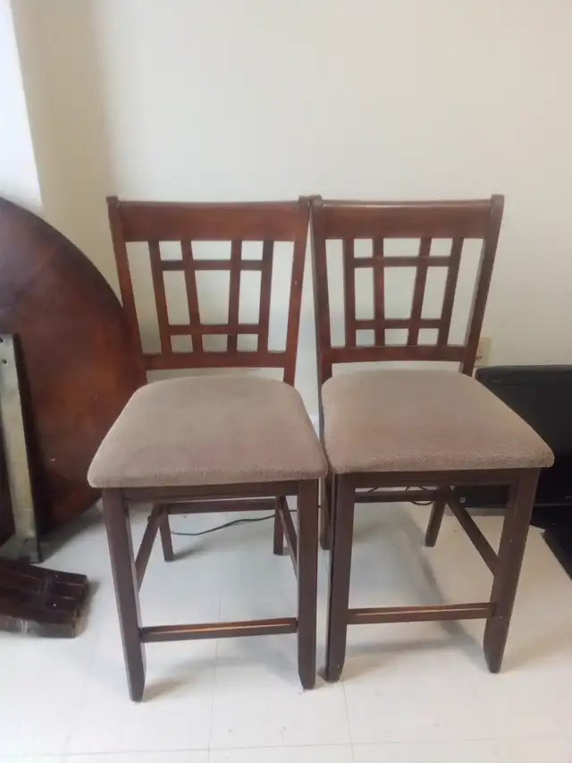 Dining room table set in Dining Tables & Sets in Dartmouth - Image 2