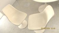 GRATUITES 4 chaises rotatives et table en mélamine