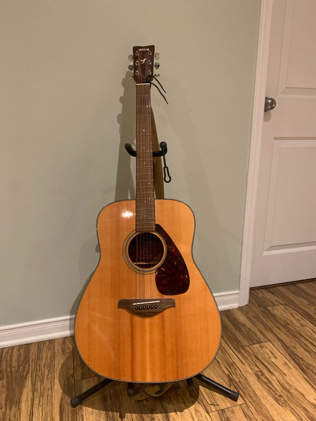 Yamaha FG700S accoustic guitar with accessories in Guitars in Gatineau