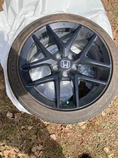 Jante d’origine Honda Civic 2025 avec pneus Goodyear assurance 235/40R18. Environ 8 000 Km. Une roue...