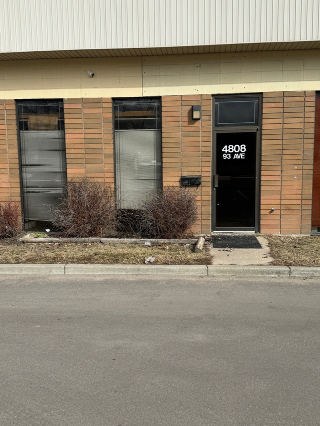 Industrial warehouse 1465 sq ft bay in Commercial & Office Space for Rent in Edmonton