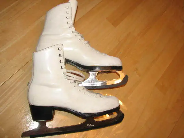 YOUTH GIRL FIGURE SKATES - PATIN DE FANTAISIE POUR JEUNE FILLE in Skates & Blades in Gatineau - Image 3