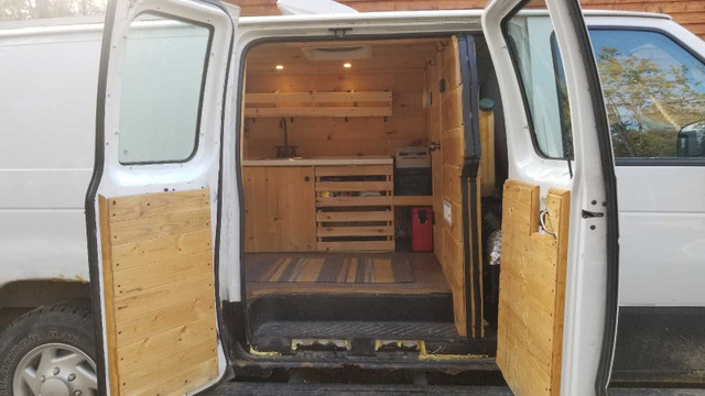 Beautiful Custom Made Campervan in Ford E250 dans Autos et camions  à Lanaudière - Image 2