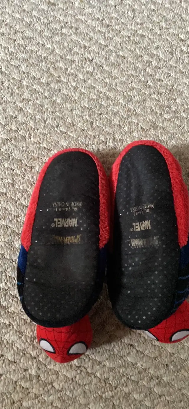 Boys sz 4-5 in good condition Spider-Man slippers  in Clothing - 4T in Edmonton - Image 5