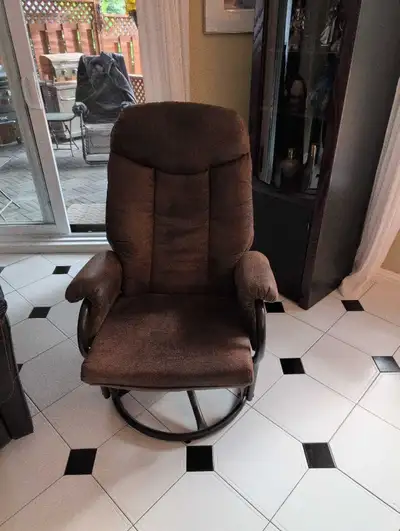 Ce fauteuil berçant et pivotant de couleur brun texturé offre un confort supérieur pour vos moments...