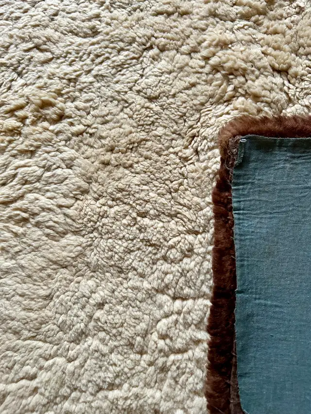 sheep wool rug carpet in Rugs, Carpets & Runners in Mississauga / Peel Region - Image 5