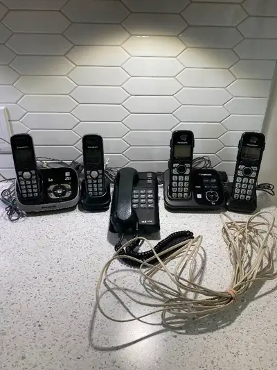 TÉLÉPHONE SANS FILS ( 2 )PANASONIC 6.0 avec afficheur, répondeur et boîte vocale. Aussi téléphone av...