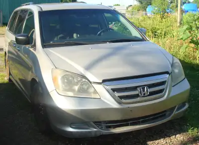 The Honda Odyssey (about 323000 km) van is running. Lower the price for quick sale. It is a 2006 (19...
