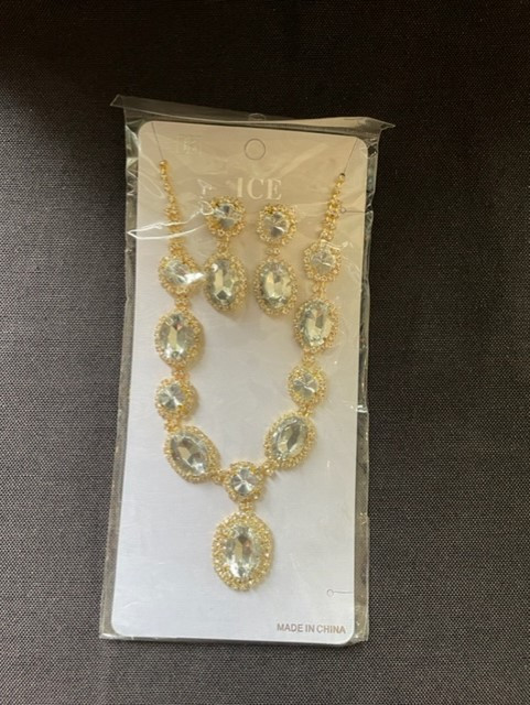 ***BRAND NEW*** Gold Rhinestone Necklace & Earring Set in Jewellery & Watches in Burnaby/New Westminster