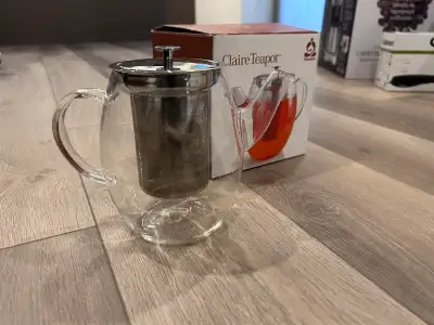 Elevate your tea ritual with this nearly new Teavana Claire Teapot, a sophisticated 40oz clear glass...