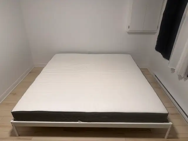 Lit King IKEA VEVELSTAD + Matelas MORGEDAL King – Excellent état in Beds & Mattresses in Longueuil / South Shore - Image 2