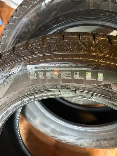 4 pneus Pirelli Ice Zero Asimetryc 225 60 R 17 Ont environ 7 ou 8000 km sur une Subaru crosstreck