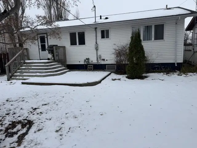 4 bedroom, 2-1/2 bath home for sale with double detached garage in Houses for Sale in Prince Albert - Image 2
