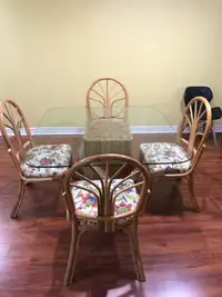 Table avec 4 chaises en rotin